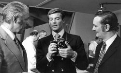 Roger-Moore-Nikon.jpg