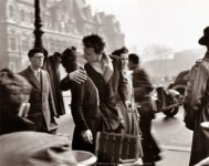 D0043V~Le-Baiser-de-l-Hotel-de-Ville-Paris-1950-Posters.jpg