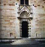 Prato Duomo_sidedoor.jpg