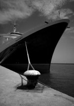 QE2 in Calargi, Sardinia.jpg