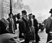 robert_doisneau-bacio_hotel_de_ville-gr.jpg