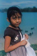 girl_feeding_ducks.jpg