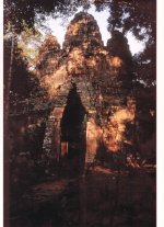 Angkor Thom West Gate.jpg