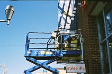 86986789.bdDlBUwW.ManPaintingonlift_700x468.jpg